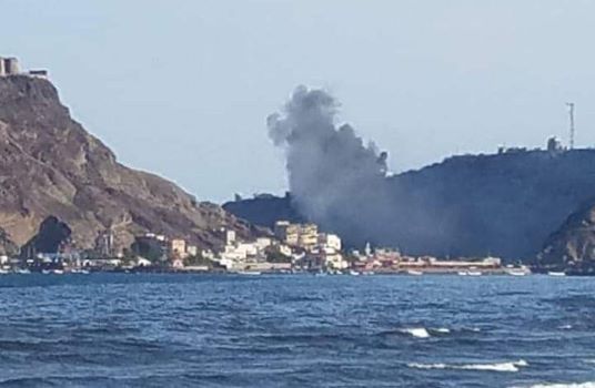 اندلاع حريق هائل في محيط القصر الرئاسي بمدينة عدن جنوبي اليمن