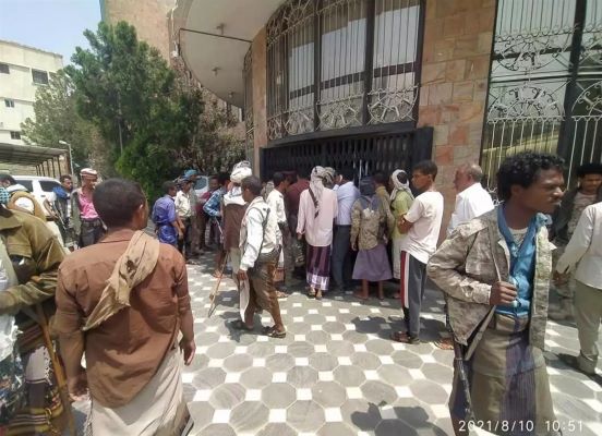جنود يغلقون مبنى السلطة المحلية في محافظة تعز لهذا السبب
