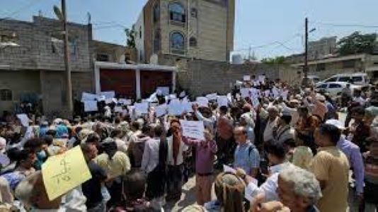 تعز.. ناشطون ومواطنون يتضامنون مع عائلة الحرِقْ ويطالبون بضبط القتلة