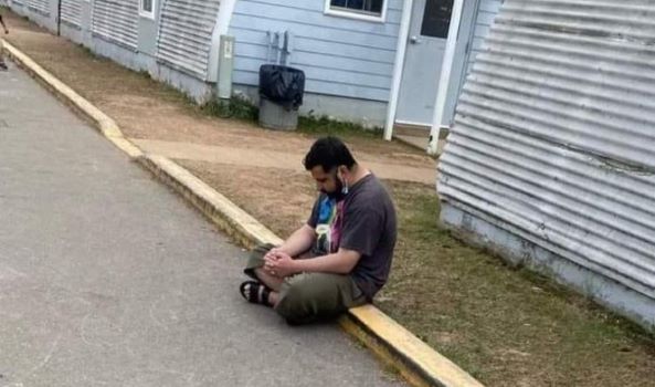 بعد 20 عاما من خدمة أمريكا.. صورة مأساوية لوزير الدفاع الأفغاني