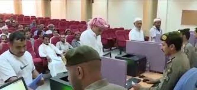 رويترز : مئات الأطباء والأكاديميين اليمنيين يضطرون لمغادرة السعودية