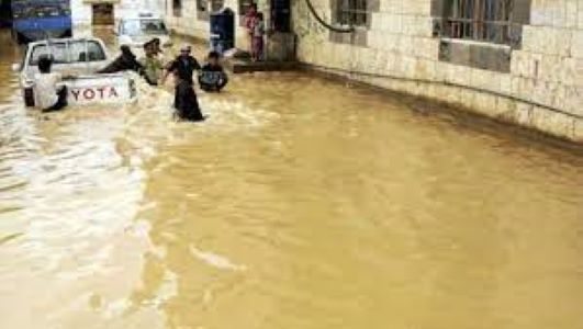 وفاة عائلة بأكملها جراء الأمطار الغزيرة في عمران شمال صنعاء