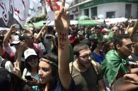 آلاف الجزائريين يتظاهرون تزامنا مع ذكرى الاستقلال