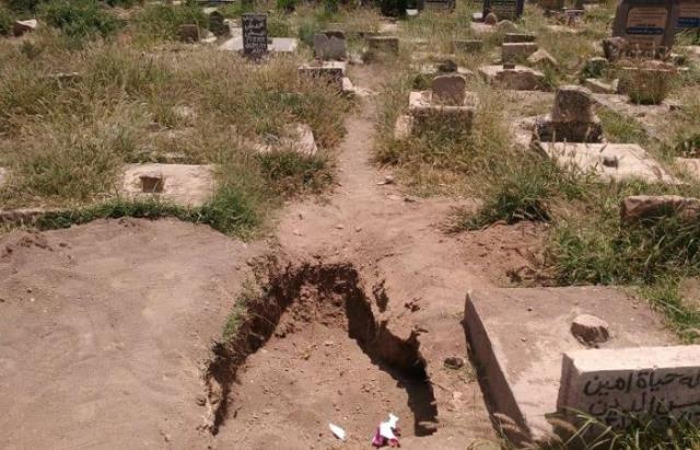 حكومة الحوثيين تطمئن المواطنين بتوفير القبور بأسعار رسمية