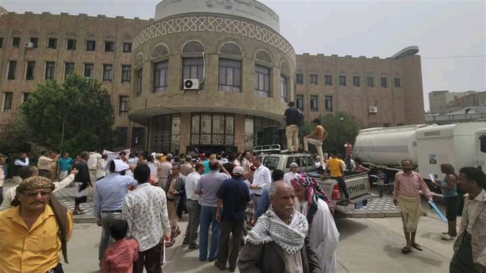 للأسبوع الثالث.. استمرار المظاهرات المطالبة برحيل السلطة المحلية في تعز
