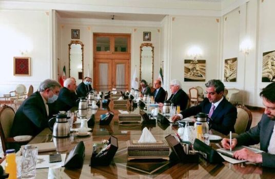 المبعوث الأممي إلى اليمن يلتقي بوزير الخارجية الإيراني في طهران