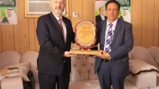 زيارة مفاجئة للسفير الأمريكي إلى محافظة المهرة برفقة السفير السعودي