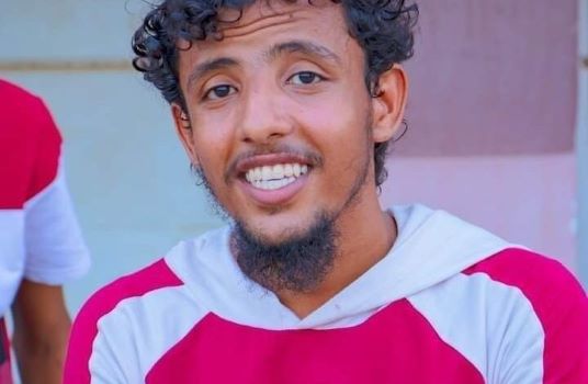 قوة أمنية تعتقل شاباً بتهمة توزيع وجبة الإفطار في عدن