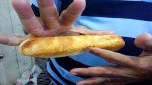 سوق سوداء لبيع الخبز والروتي في مدينة عدن جنوبي اليمن