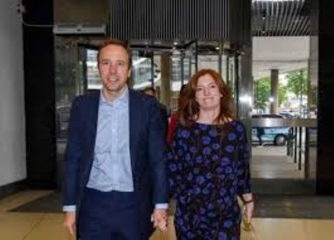 وزير بريطاني يقدم استقالته بسبب تقبيله لزميلته وخرقه إجراءات مكافحة كورونا