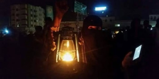 لليوم الثاني .. استمرار انقطاع التيار الكهربائي عن معظم أحياء عدن