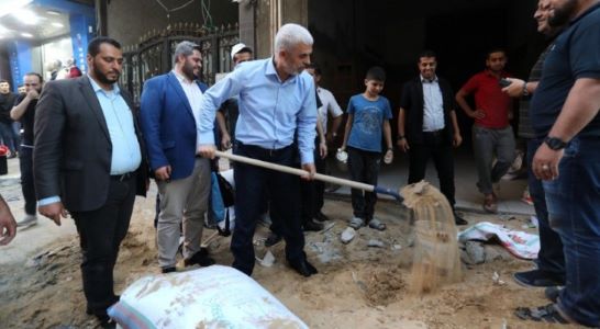 قائد حماس في غزة يتحدى الاحتلال ويتجول في القطاع سيراً على الأقدام