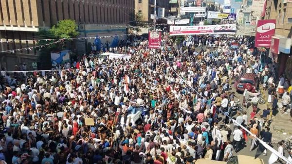 تعز.. مظاهرات شعبية حاشدة دعماً للجيش والأمن ورفضاً للخارجين عن القانون