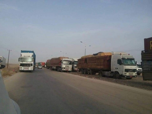 شبوة .. جنود يقطعون الطريق الرئيسية احتجاجاً على نهب مرتباتهم