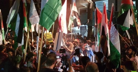 بعد يوم من ورشة المنامة.. متظاهرون يقتحمون مقر السفارة البحرينية في بغداد 